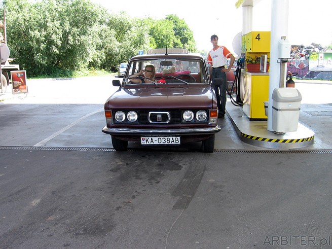 Fiat 125P - można jeszcze spotkać takie okazy. Stacja paliw Slovnaft