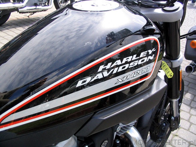 Harley Davidson XR 1200. Ładny zbiornik paliwa. Zasięg motocykla chyba nie jest ...