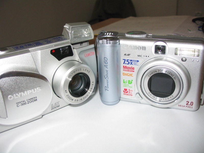Olympus C-300 oraz Canon A60. Zdjęcie robione Canonem A70