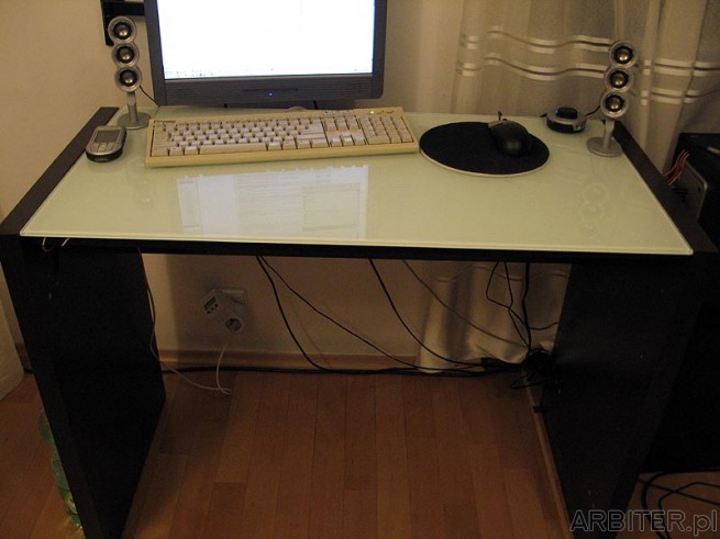 Podgrzewane biurko gotowe (Geek mode). Widoczne przewody z lewej strony od blatu