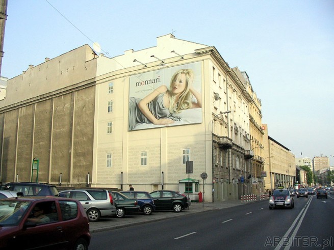 Monnari wywiesiło dużo ładnych billboardów na budynkach w centrum