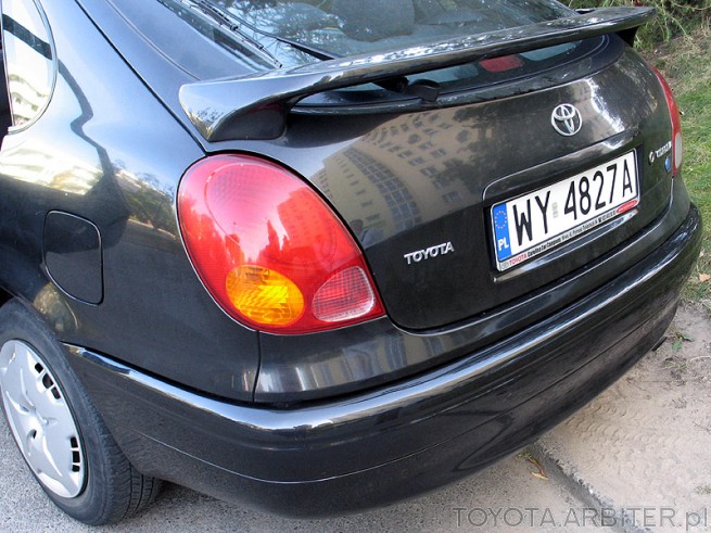 Polakierowany zderzak tylny Toyota Corolla E11 FL