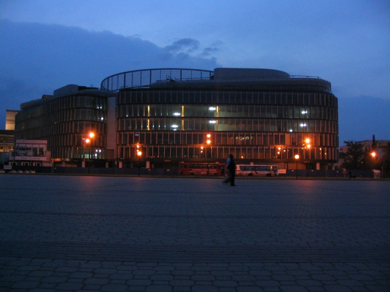Plac Teatralny i Warszawski Metropolitan - najlepszy budynek biurowy świata roku 2003.