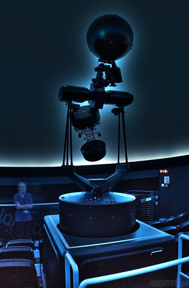 Projektor SPITZ w bristolskim planetarium. Seans trwa około 40 minut. Podnoszenie ...