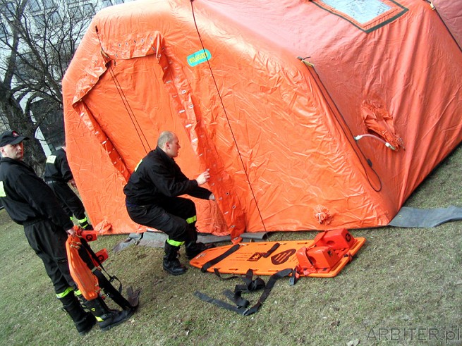 Ustawiono kilka takich namiotów i jest kilka zastępów strażaków - ratowników. ...