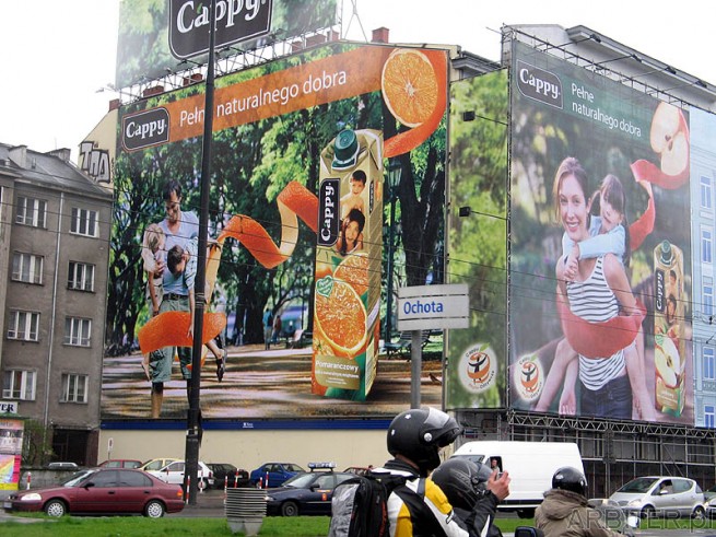 Reklama soku Cappy i tabliczka informująca o granicy Śródmieście z dzielnicą Ochota.