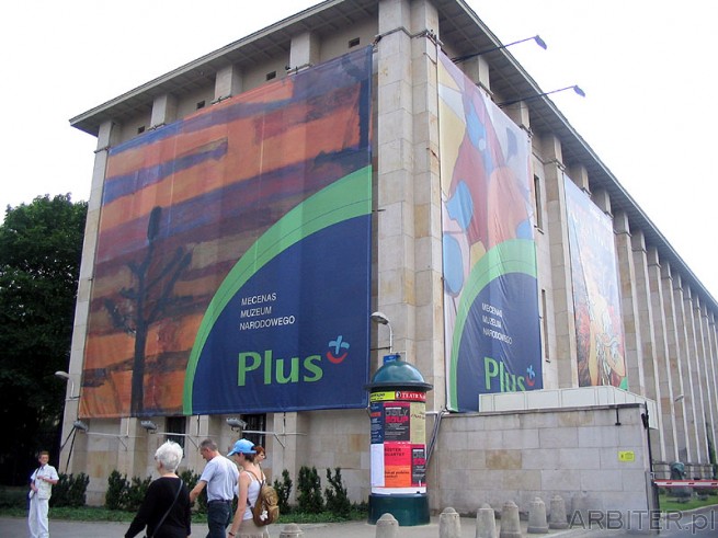 Mecenas Muzeum Narodowego - PLUS. Reklama na elewacji