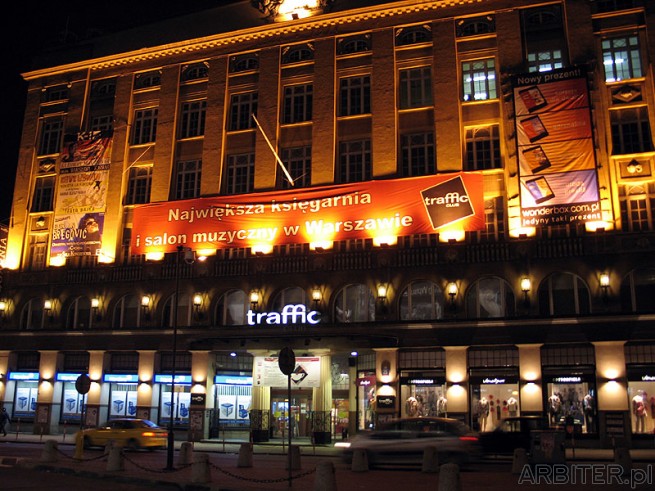 Traffic - największa księgarnia i salon muzyczny w Warszawie. nieźle wygląda nocą