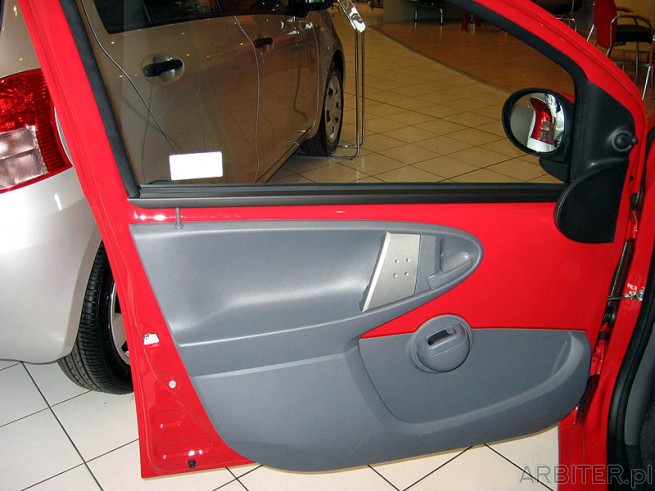 Toyota Aygo - wnętrze niestety nie jest ładne. Jest to stylistyka Fiata Cinquecento ...