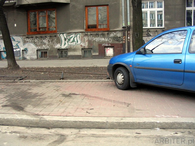 Prawdopodobnie samochód zabrany na lawetę zaparkował niepoprawnie - w taki sposób, ...