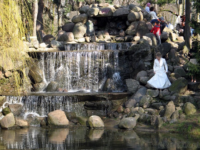 Wodospad i młoda para pozuje do zdjęć w Parku Skaryszewskim