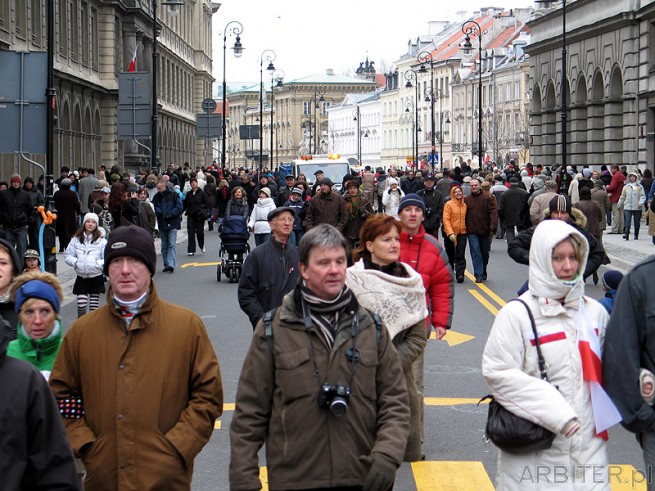 Obywatele podążają Krakowskim Przedmieściem. Tego dnia ulica była deptakiem