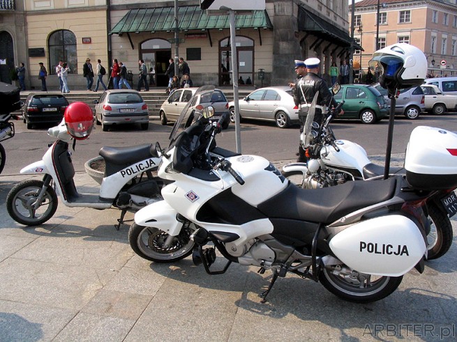 Policyjne motocykle. Honda Deauville NTV 700, Honda 250 i Piaggio Free 50
