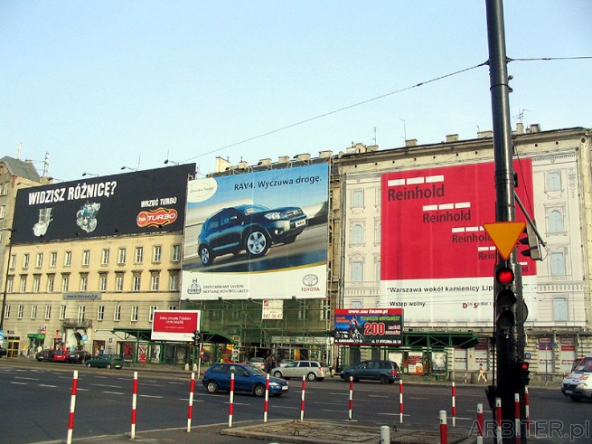 Billboard  reklamujący Toyotę Rav4, drugi to Reinhold