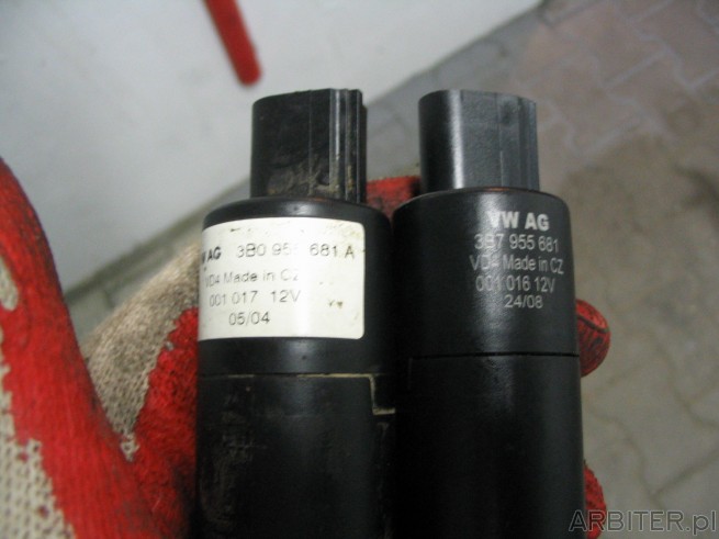 Pompka spryskiwacza stara z lewej i nowa z prawej 3B7 955