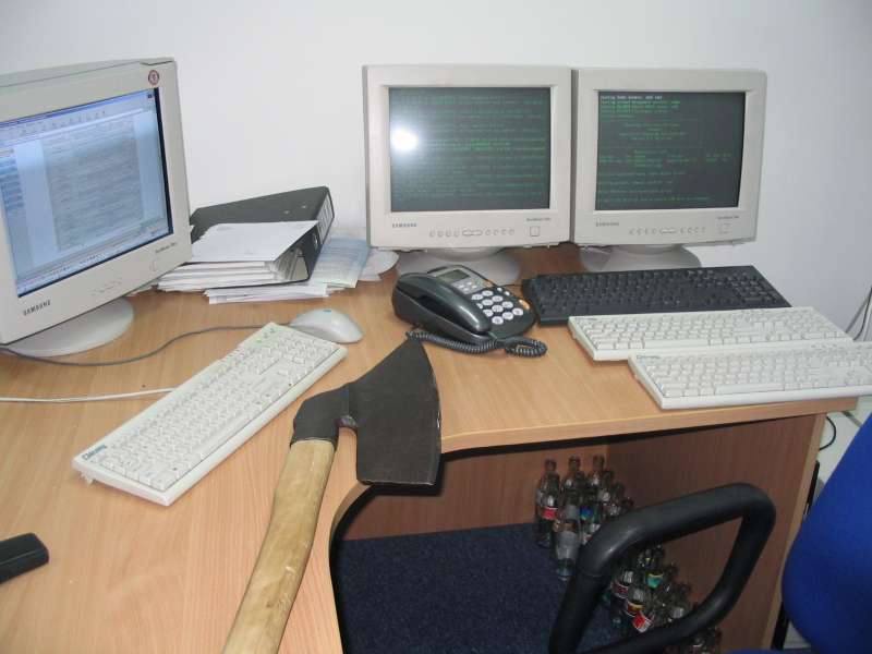 Stanowisko pracy - komputery i topór