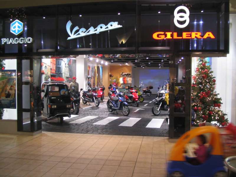 Skutery Piaggio, Vespa, Gilera - W Auchan na Górczewskiej jest bardzo fajny salon ...