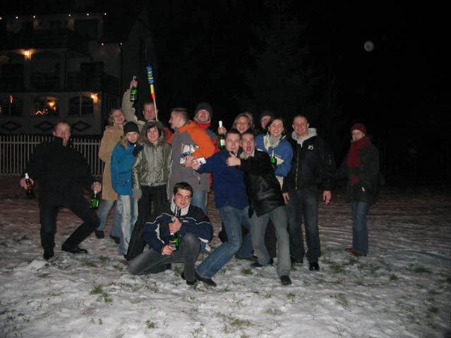 Grupowa fotka przed wystrzeleniem szampanów.