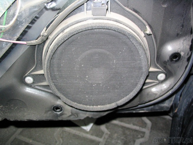 fabryczny głośnik w wersji po FL (2000-2001) jest podpinany na wtyczkę, a w drzwiach ...