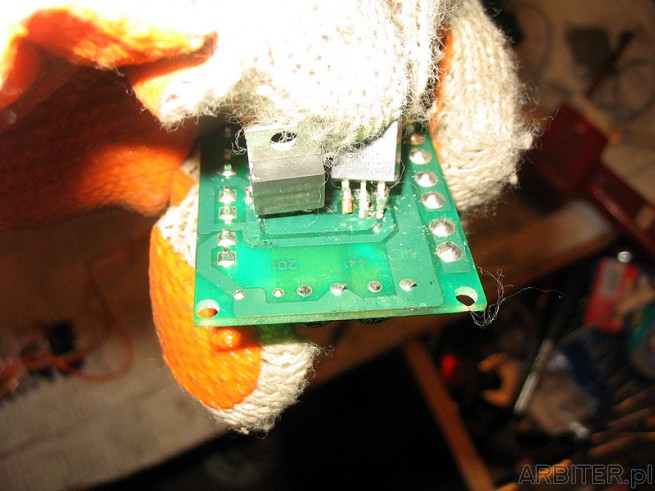Ze standardowego kontrolera od małej hulajnogi usunąłem tranzystor FET oraz diodę