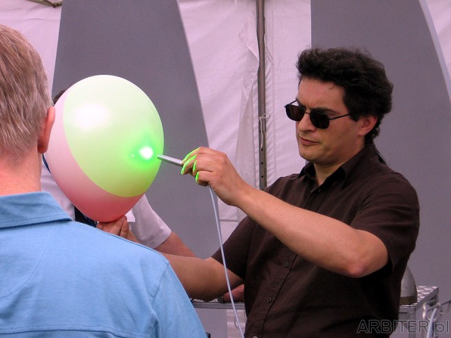 Laser zielony - i doświadczenie demonstrujące sposób działania lasera. Balon ...