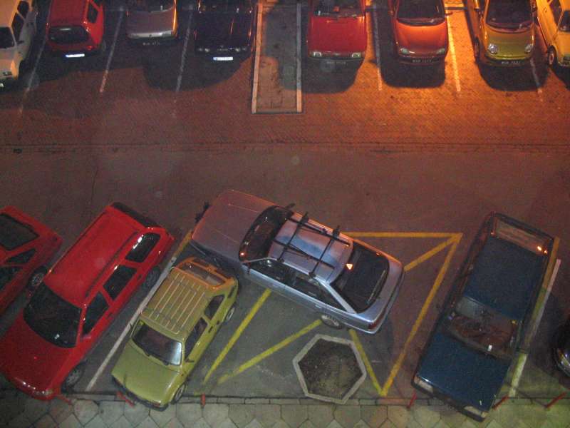I mamy nowy sposób parkowania pod blokiem. Tylko czekać aż sąsiedzi spuszczą ...
