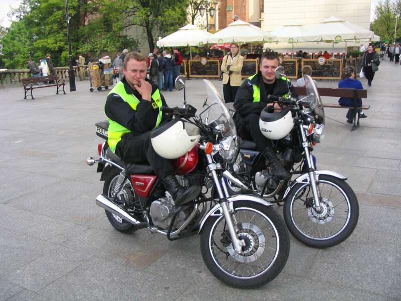 Policjanci na motorkach 250 i 125. 125 jedzie podlej niż MZ 150