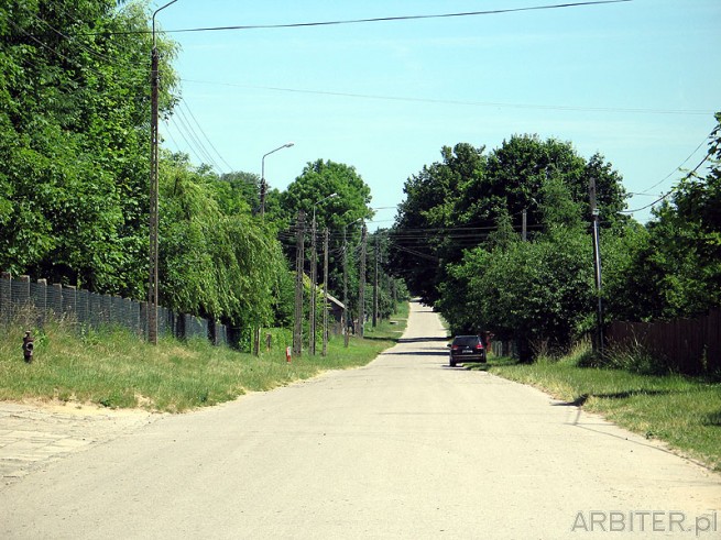 Główna ulica w Bokinach ciągnie się przez całą miejscowość i ma długość ...