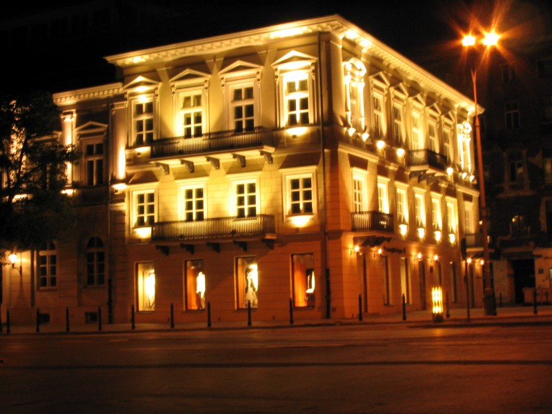 Warszawa nocą - jakiś budynek przy pl. Trzech Krzyży