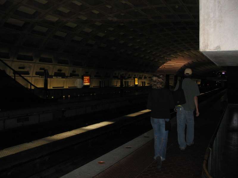 Metro w Waszyngtonie jest okropne, brzydkie i strasznie ciemne. Możemy być dumni ...