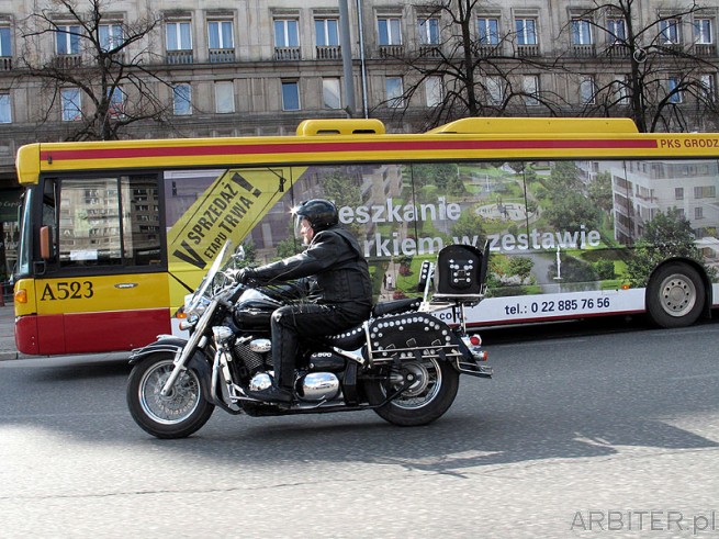 Motocyklista typu hardkorowiec. Autobus ZTM A523
