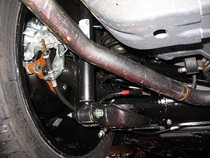 Zawieszenie Hondy Civic. Model z silnikiem 1.8 i-VTEC posiada 2 rury wydechowe. 