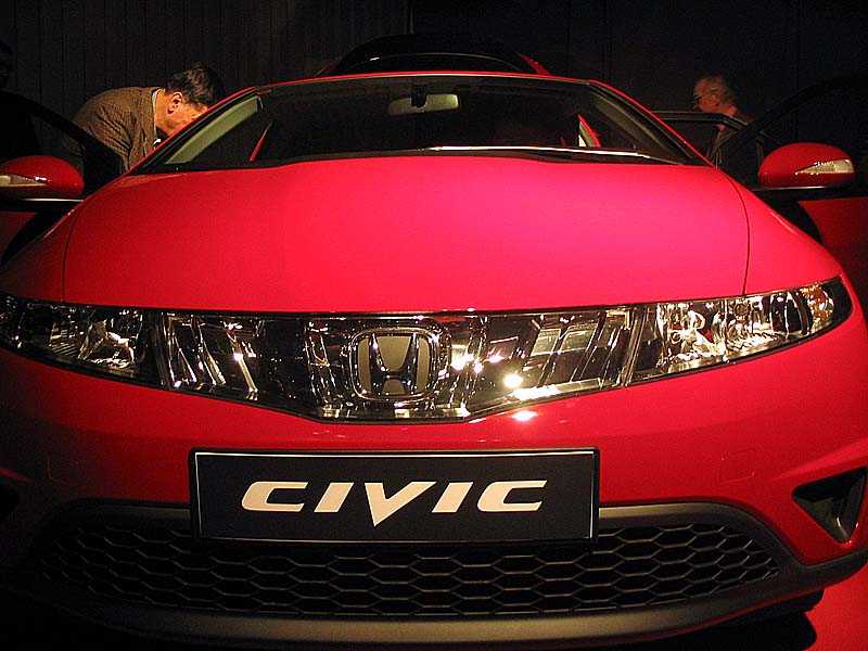 Honda Civic 2006. Silniki 1.4 1,8 oraz diesel 2.2. Przód nieco podobny do Accorda.