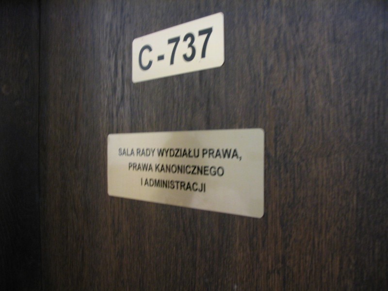 W sali Rady Wydziału początkowo przy zamkniętych drzwiach odbywał się egzamin ...