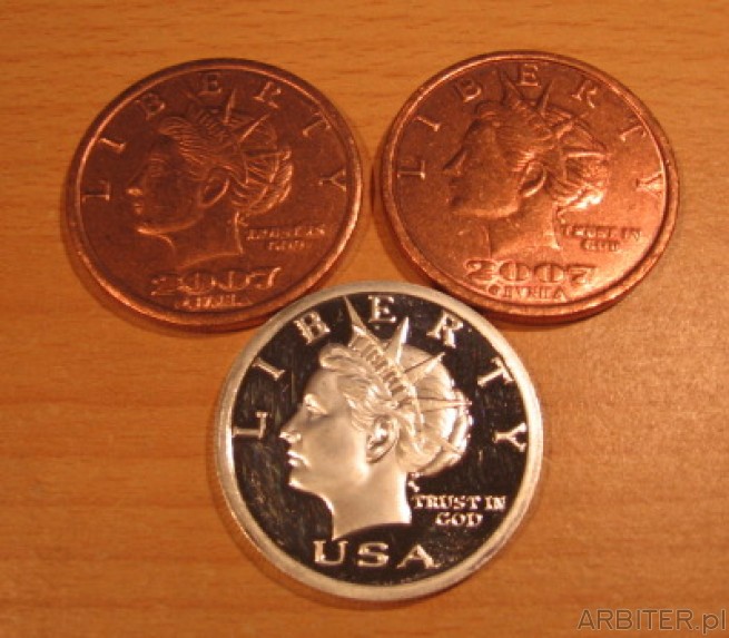 Monety LibertyDollar. Dwa miedziaki o nominale $1 i srebrna moneta $20.
