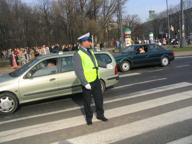 Policjant z Wydziału Ruchu Drogowego (WRD) przy Waliców 15 nadzoruje ruchem w ...