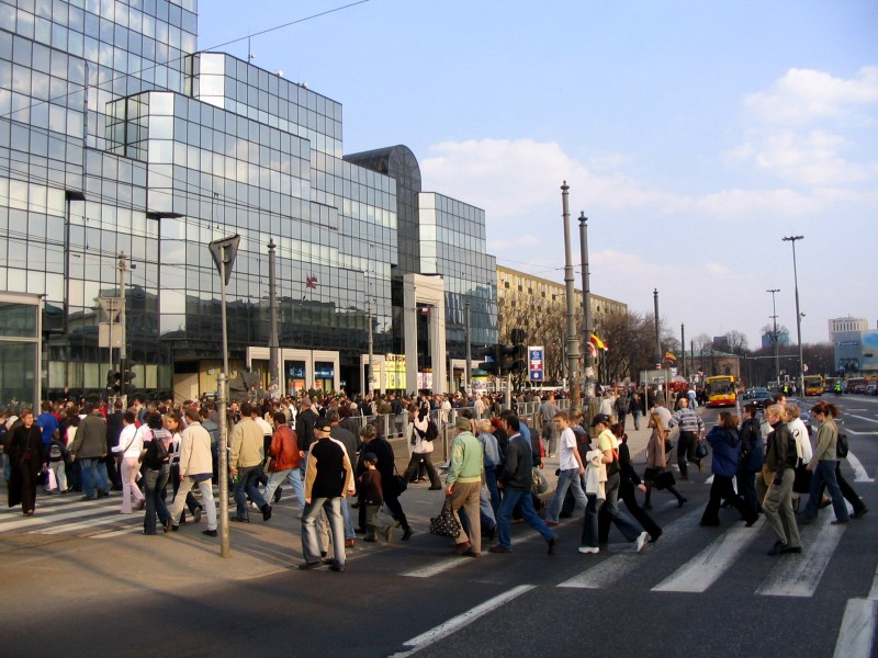 Chwilka przed godziną 17 - ludzie spieszą na Plac Piłsudskiego