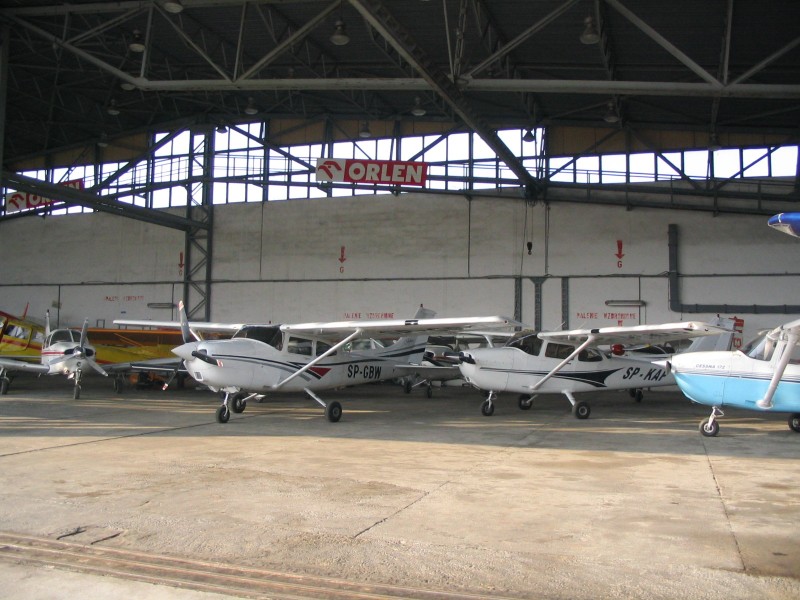 Hangar, a w nim rozmaite statki powietrzne