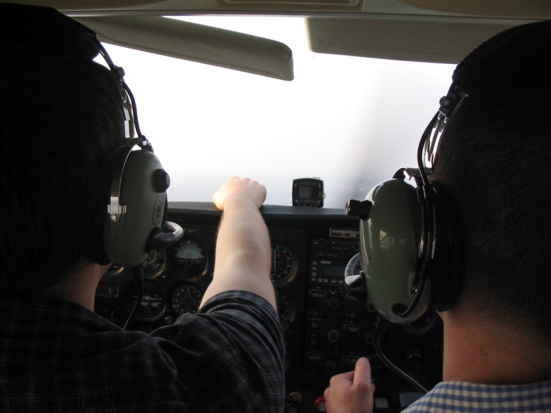 Wojtek - pilot opowiada o metodyce prowadzenia samolotu. Demonstruje linię maska ...
