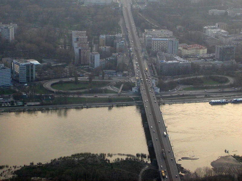 Most Poniatowskiego zwany Poniatowszczakiem a wzdłuż rzeki Wisłostrada