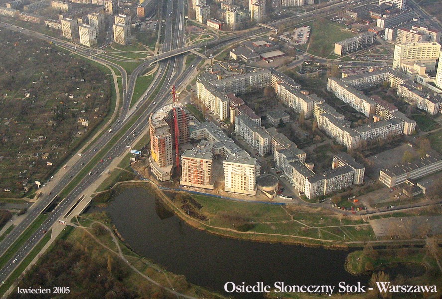 Os. Słoneczny Stok (to z lewej) Osiedle Pekin (ten wielki kompleks budynków) Pekin ...