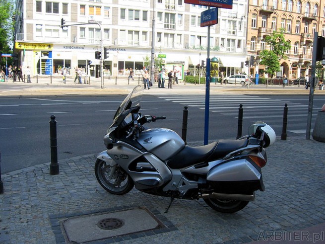 Motocykl Honda (ST 1300A  Pan-European), jak sie potem okazalo policyjny.