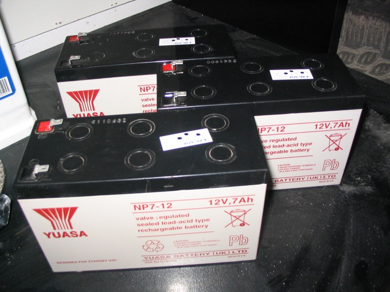 Specjalnie na tę okoliczność zakupione akumulatory żelowe Yuassa NP7-12 12V,7Ah ...