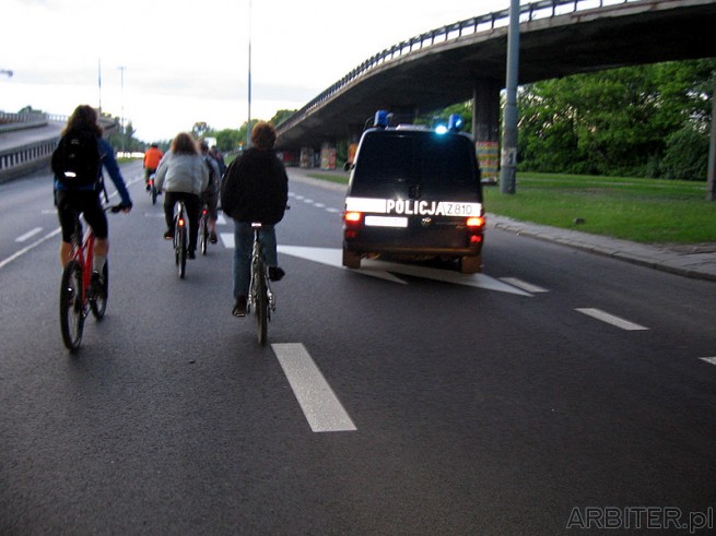 Policja pomaga przejechać rowerzystom bezpiecznie (!)