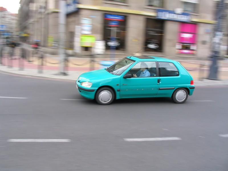 Peugeot 106 zaczyna skrobać klamkami o asfalt. Jednak i on przejedzie tą szykanę ...