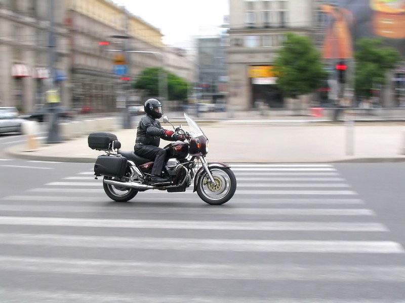 Dawcy, bo tak o sobie mówią motocykliści również podróżują po mieście. ...