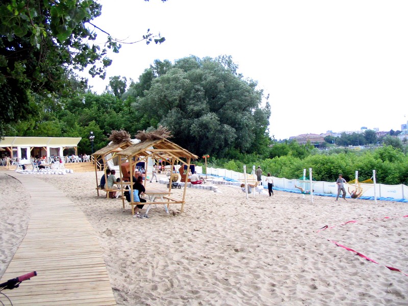 Plaża znajduje się na praskim brzegu