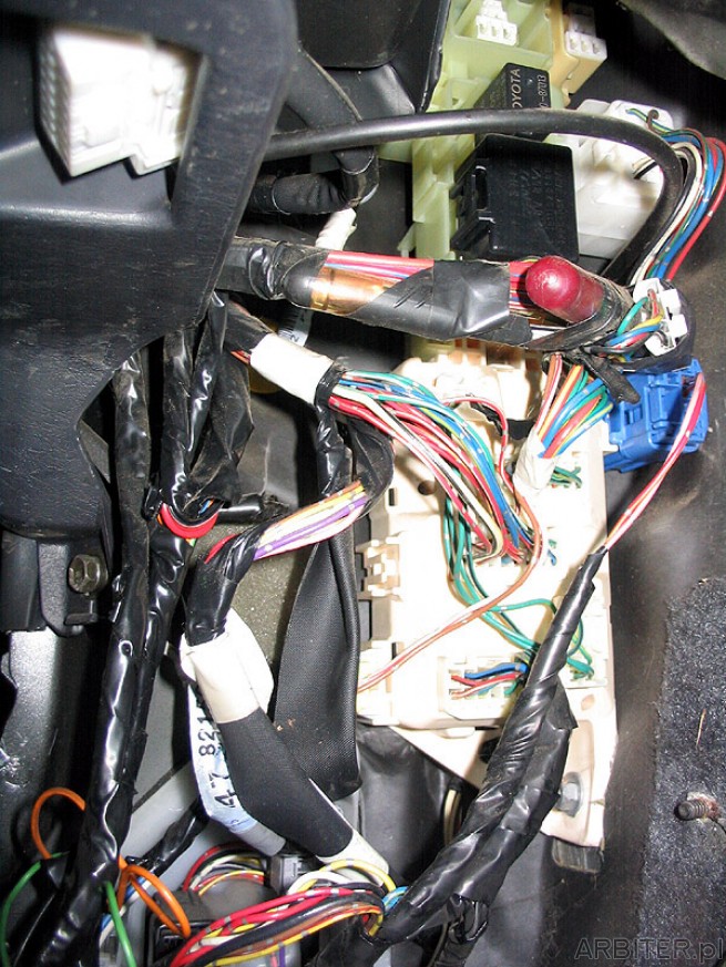 Panel bezpieczników Corolla E11 pod lewą nogą. Widoczne również złącze OBD2