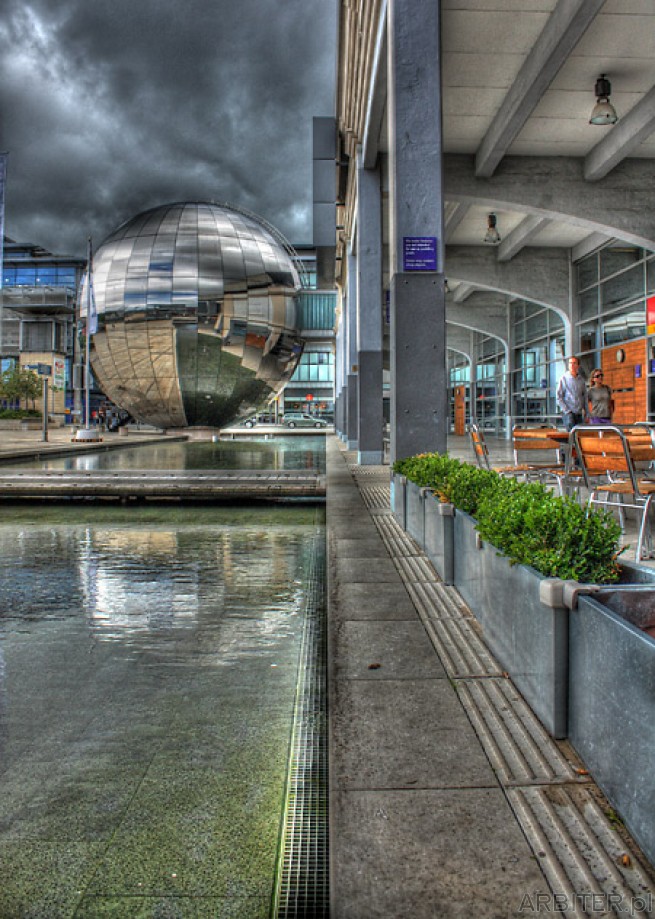 Planetarium od zewnątrz, ulokowane na Millenium Square.