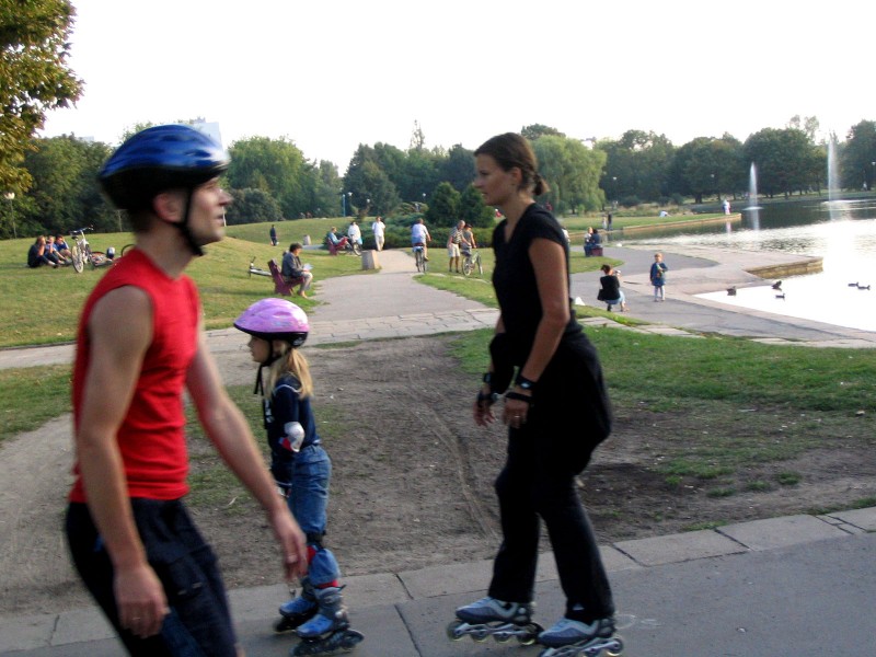 Skate rollers - uliczka na Polu to miejsce okupowane przez rolkarzy  -brawo Jasiu